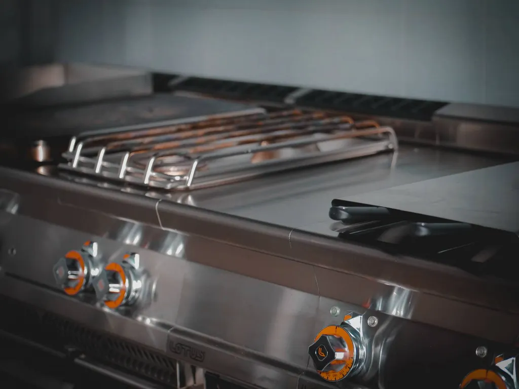 Fourniture et pose d'une cuisine complète (ensemble cuisson de marque Lotus et four Convotherm) pour un Bistrot de village en partenariat avec la Mairie de Niozelles