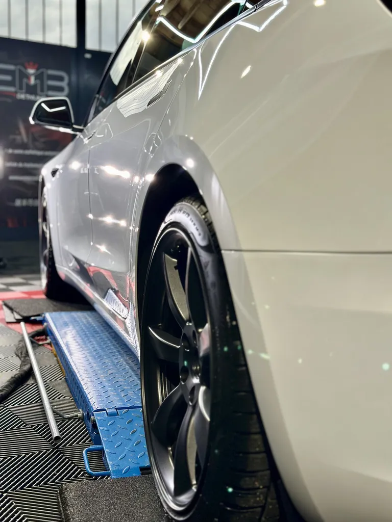 spécialiste du DETAILING sur Lyon Traitement céramique Tesla model 3 