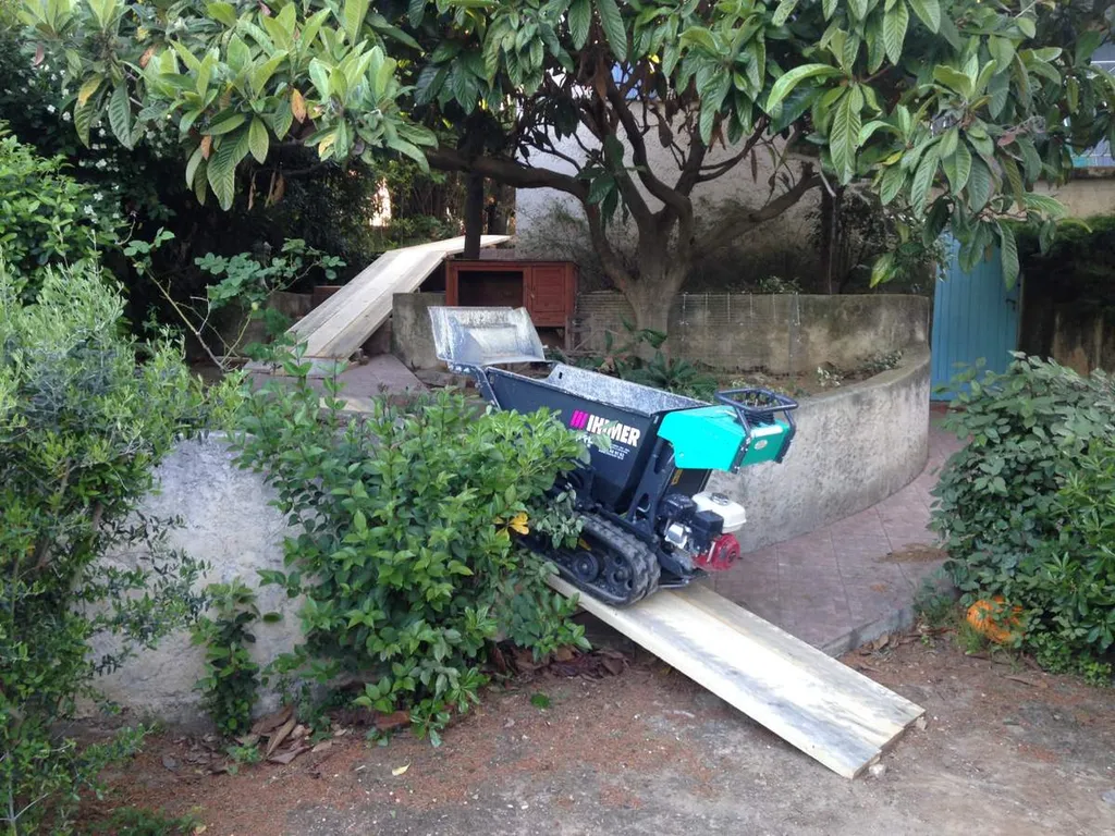 Construction d'un abri de jardin dans une villa à Salon de Pce - chemin d'accès au chantier