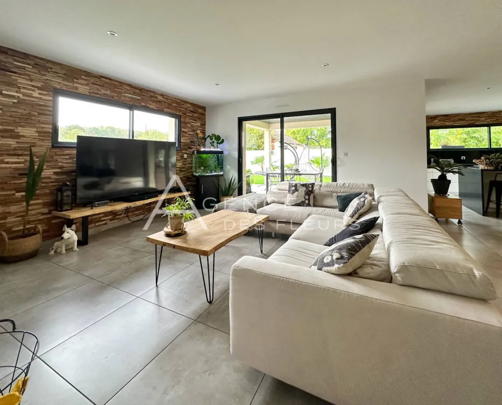 Magnifique plain-pied contemporain sur 832 m² de terrain clos.