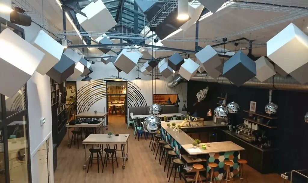 Cube acoustique suspendu KAIRO design en rPET pour plafonds et open space à Toulon et dans toute la région PACA