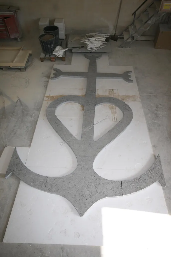 Gravures et bas-reliefs en pierre