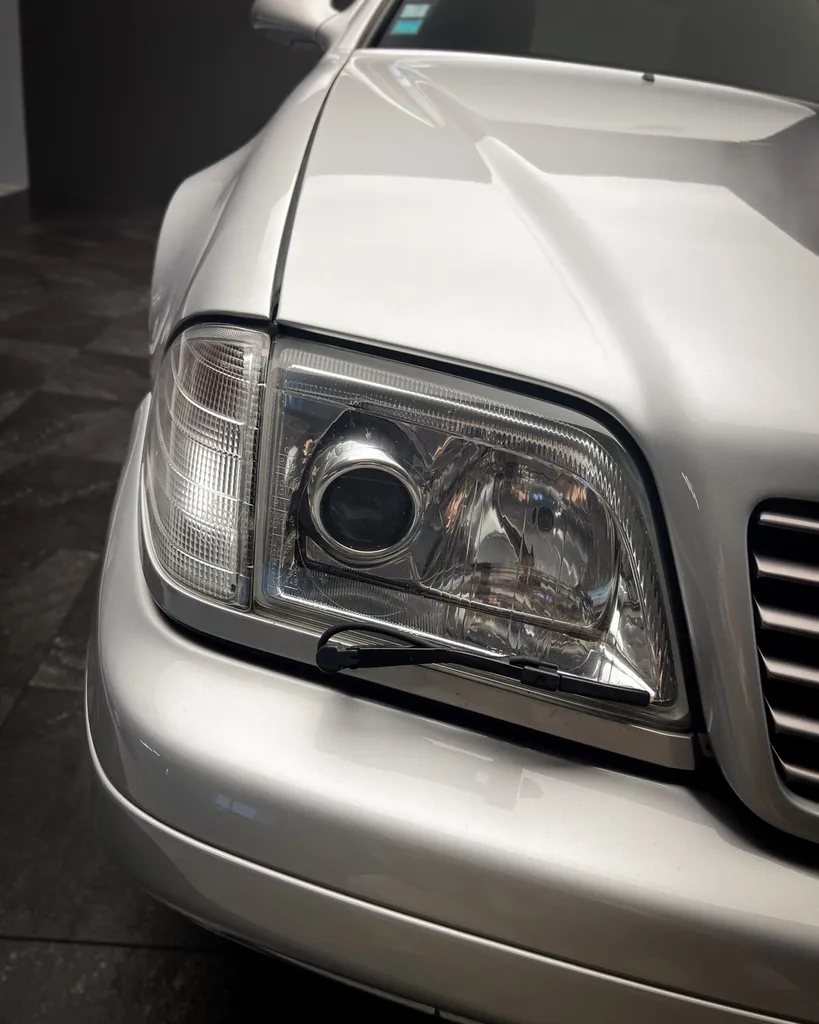 Faire un lustrage brillance sur une Mercedes 500 SL chez DSP Service à Le Mans