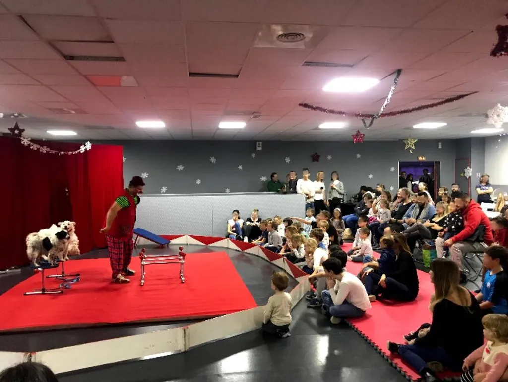 Organisation d'évènements entreprises sur mesure avec arbre de noël près d'Aix en Provence pour L'UNAPEI