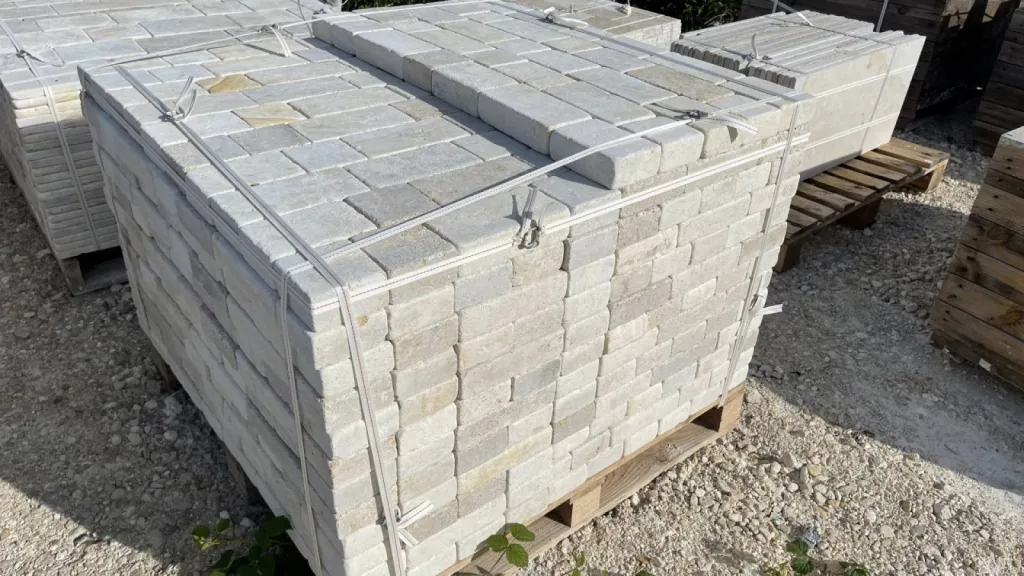 Pavé de Bordeaux MONTIGNAC en pierre dure de Dordogne qui résiste au gel