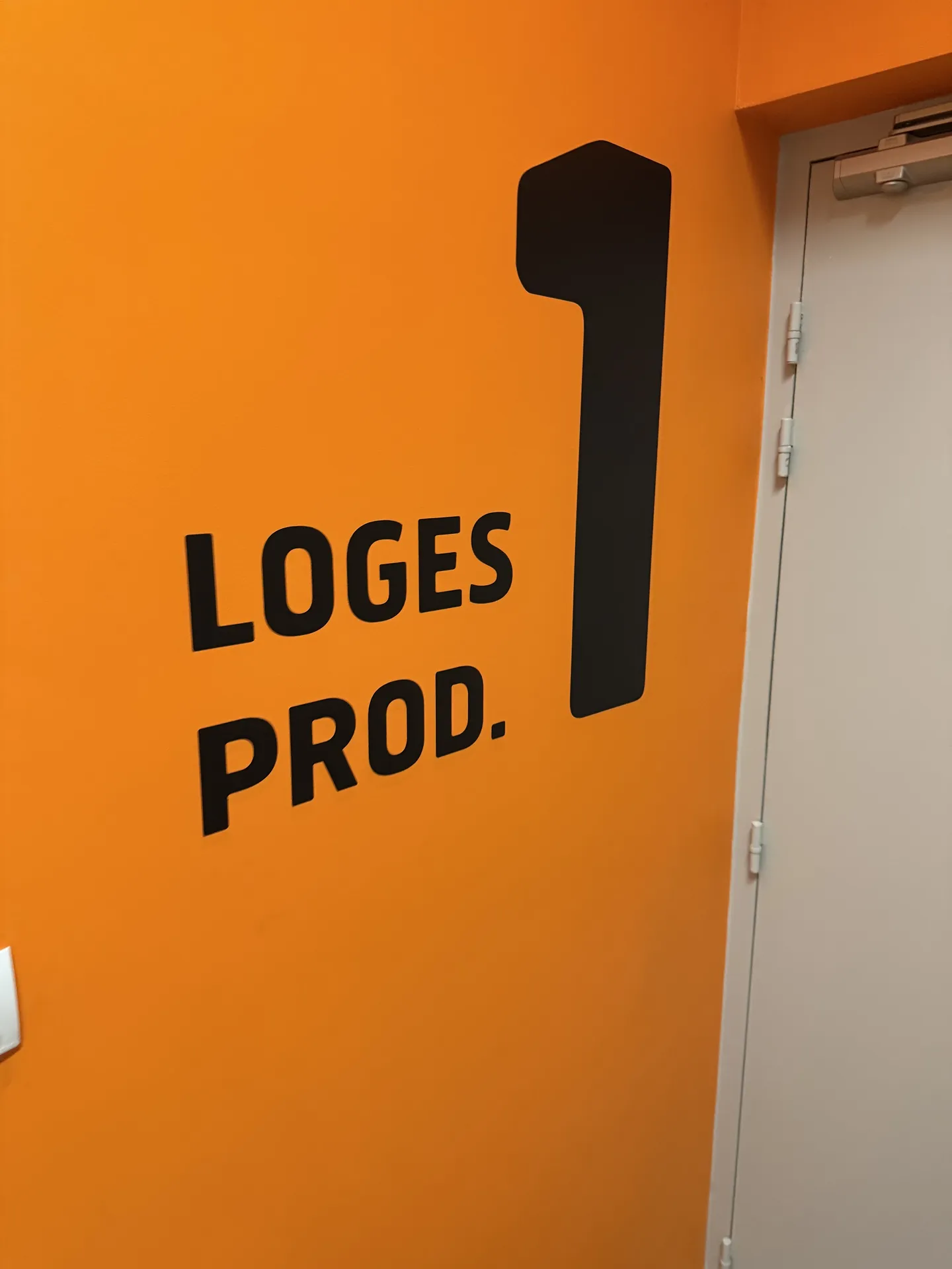 Chauffeur privé VTC expert pour le transport d’artistes, comédiens et équipes techniques de productions audiovisuelles garantissant confidentialité et logistique sur les tournages à Nancy, Metz...