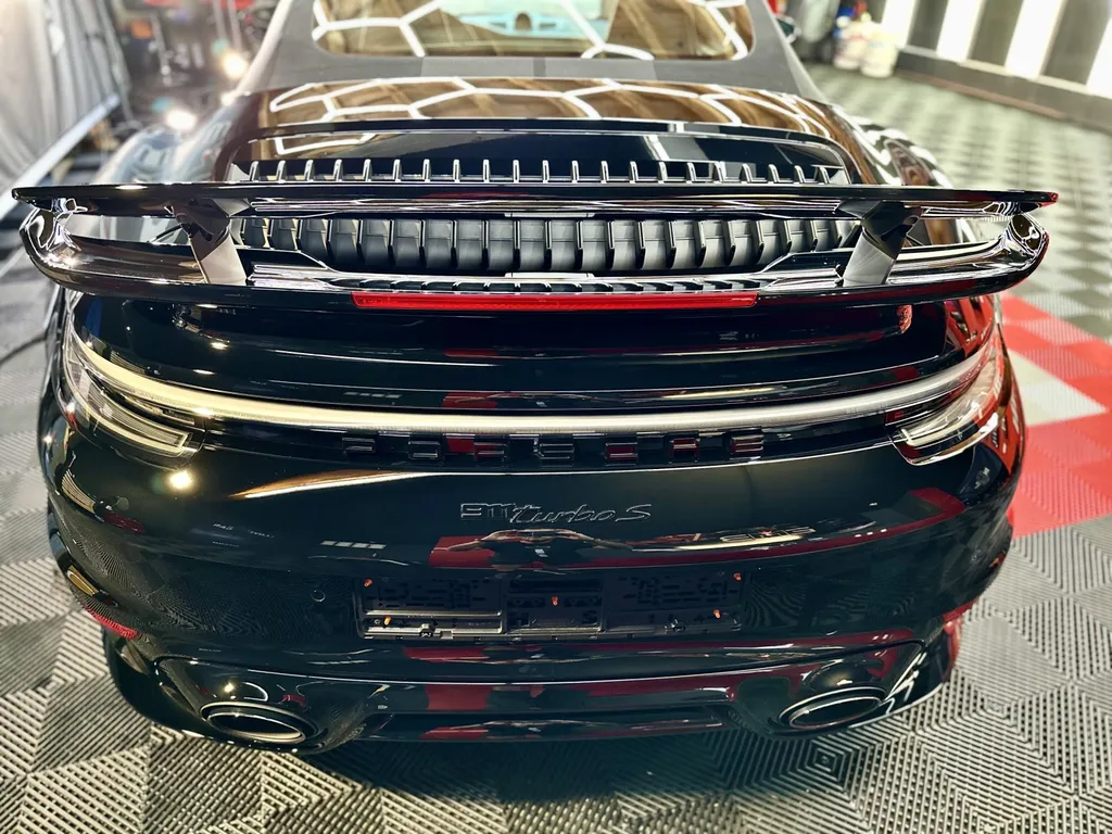 protection PPF automobile Lyon traitement céramique carosserie Porsche 992 Turbo S cabriolet 