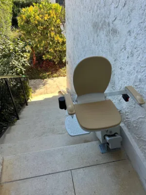 le fauteuil monte escalier ACORN A130 du plus bel effet à Arles dans cet escalier droit extérieur 