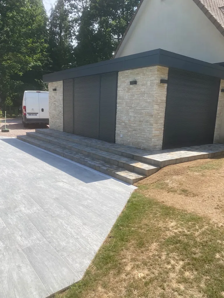 Réalisation d’une piscine maçonnée et aménagement extérieur près du Neubourg et d’Évreux