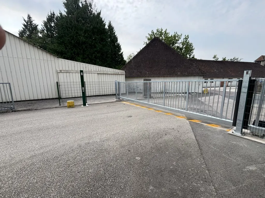 Fourniture de portails autoportants professionnels dans l’Eure, le Calvados et la Seine-Maritime : ouverture dégagée et maintenance réduite