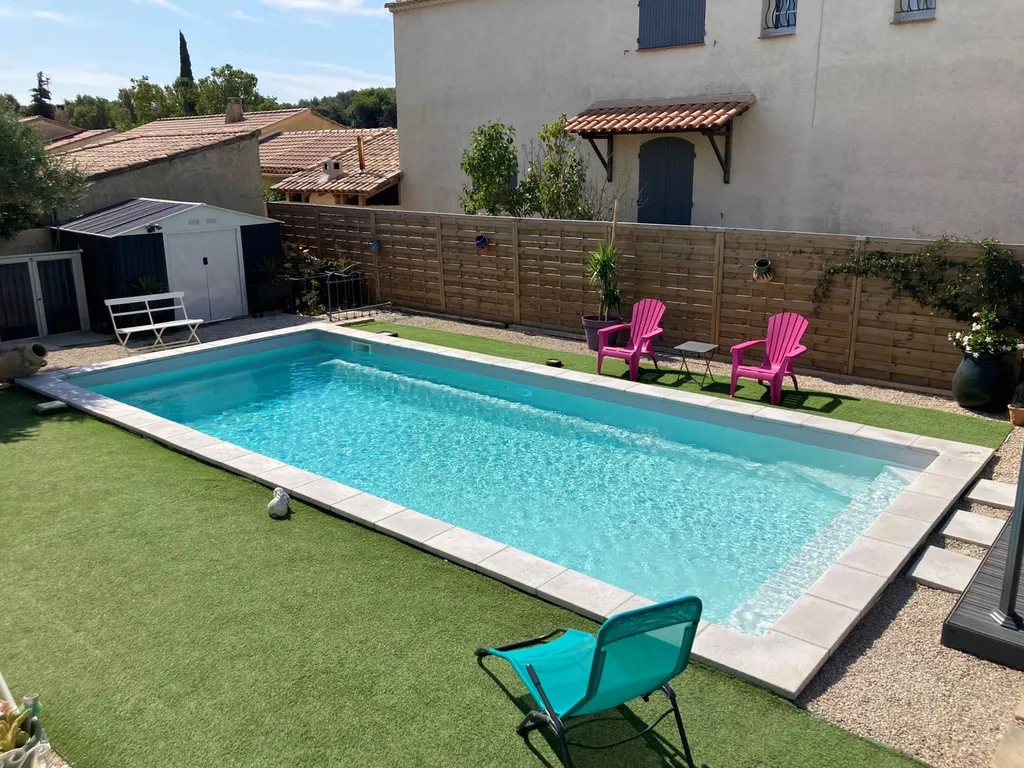Piscine coque polyester Kryptonite C 9m avec banquette large, double escalier et volet roulant immergé intégré à Bormes, Le Lavandou et La Londe.
