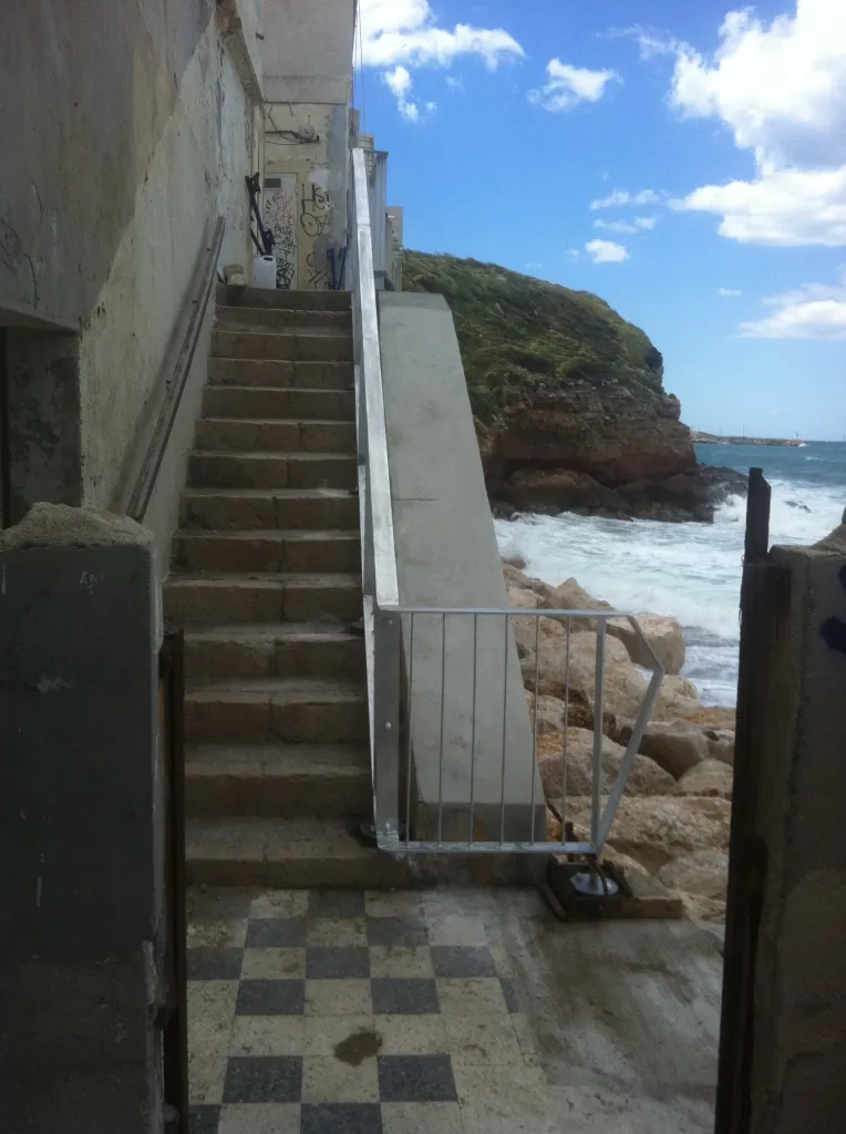 REALISATION SUR MESURE RAMBARDE ALUMINIUM  ESCALIER AVEC MAIN COURANTE MARSEILLE POUR SECURITE PASSAGE PIETONS 