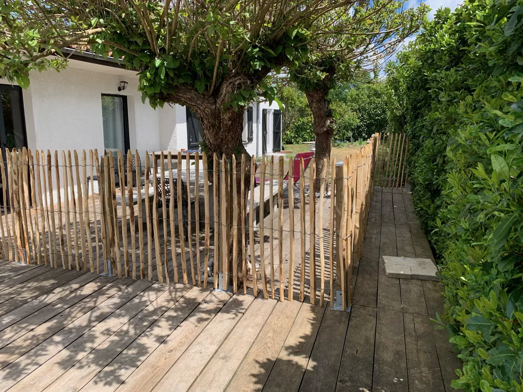 Pourquoi faire installer une clôture en ganivelle avec portillon pour sécuriser une piscine tout en gardant un esprit naturel ?