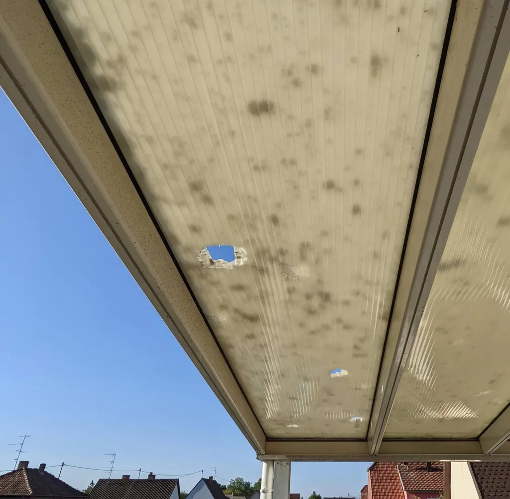 Plaque de polycarbonate impactée par la grêle