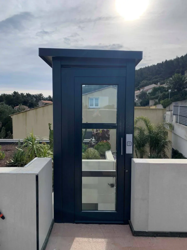 Installation d’un ascenseur de maison VIMEC à Hyères (83400) : une solution sur mesure pour franchir un dénivelé de 3,50 m