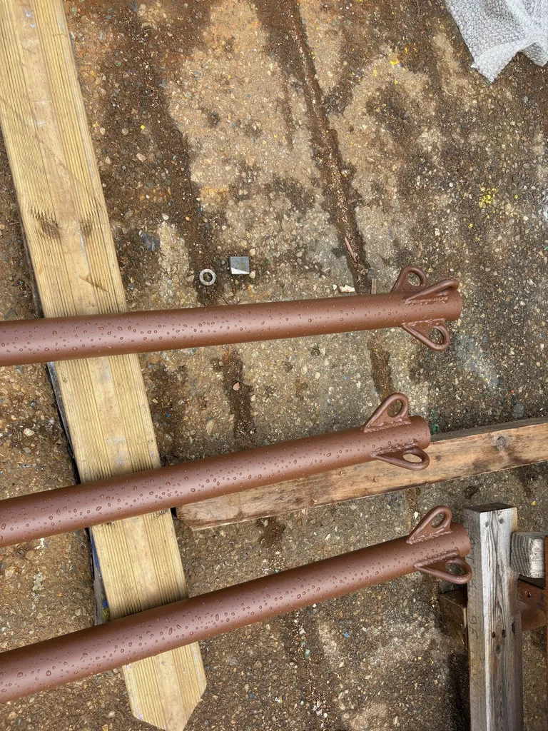Nous vous proposons à la vente des poteaux métalliques sur mesure, spécialement conçus pour la mise en place de bâches, canisses ou panneaux en fibres naturelles (type coco) Martigues 13