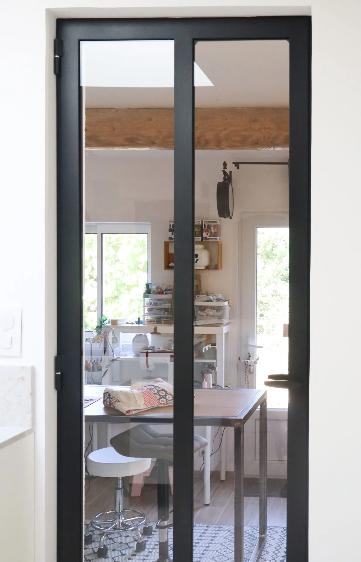 Porte verrière sur mesure pour une séparation entre la cuisine et un atelier couture réalisée en Sud-Ardèche