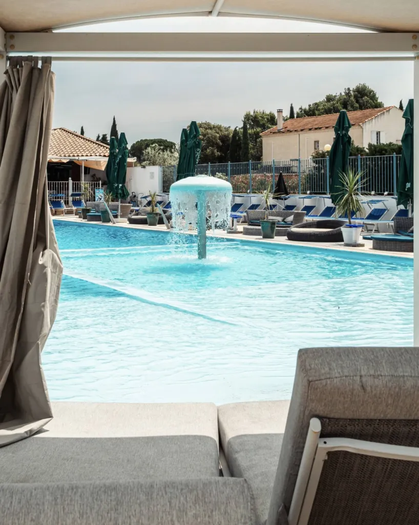 Salle de réception avec piscine pour fiançailles et mariage