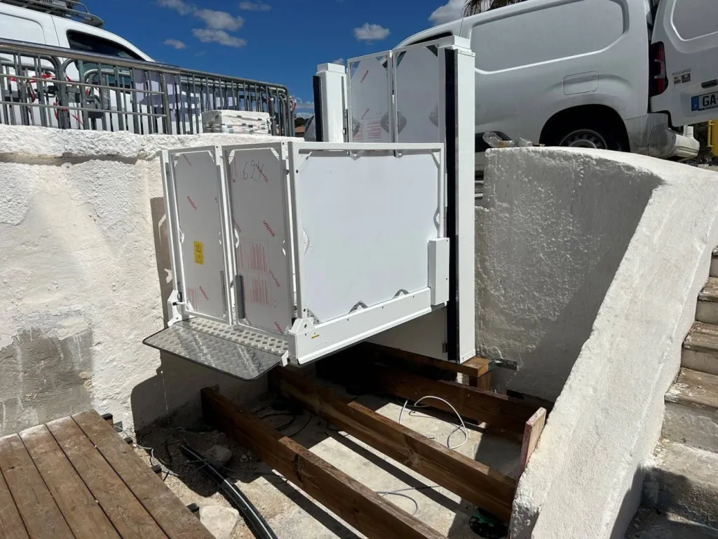 Réglage de la plateforme verticale sur le port de Cassis dans un ERP