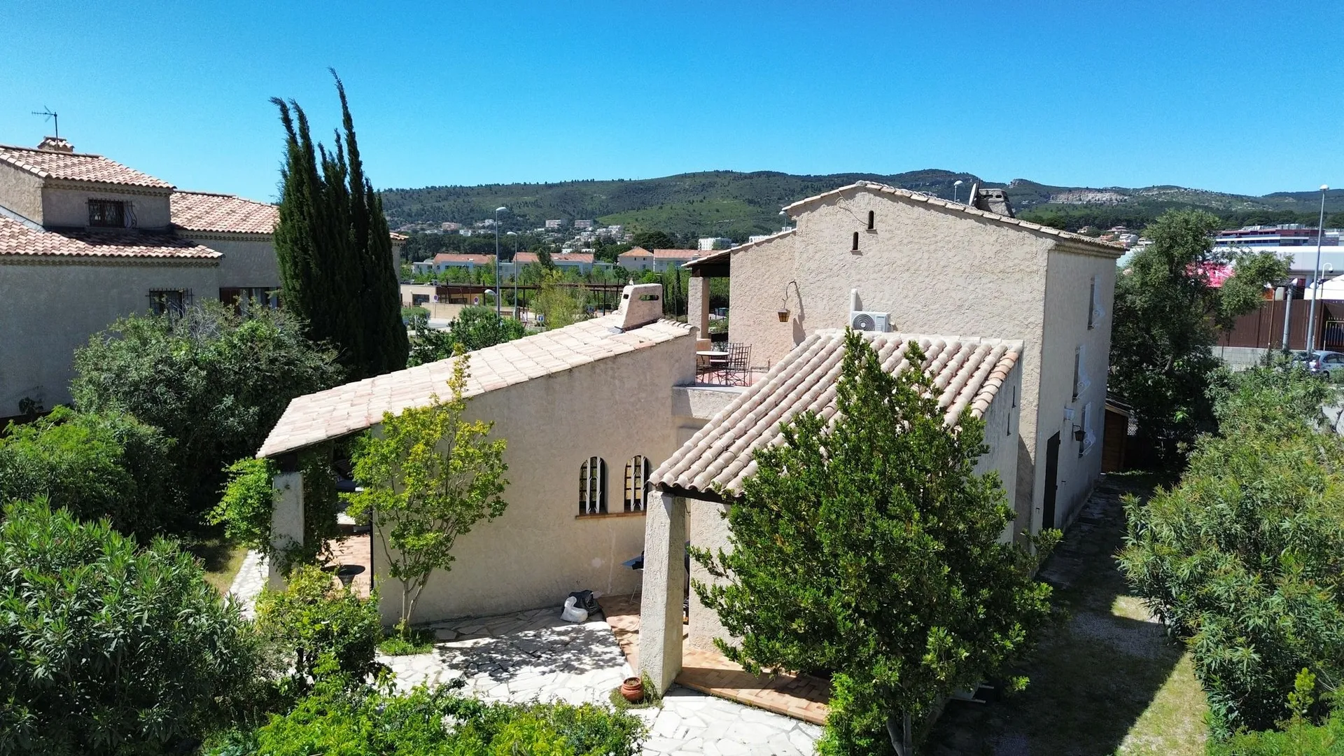 Proche des accès autoroutiers Marseille Toulon