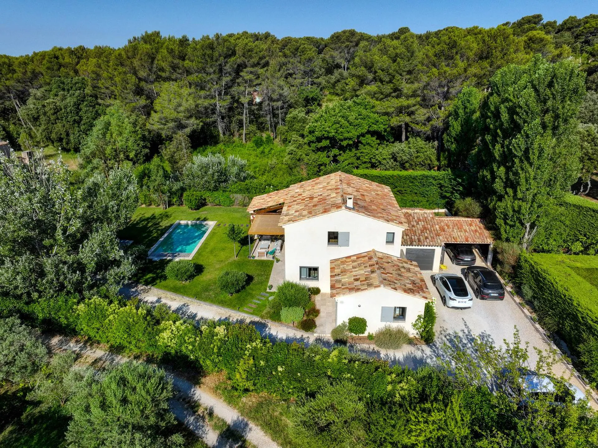 Construction d'une superbe maison individuelle au charme intemporel à Saint-Marc-Jaumegarde, située dans la pittoresque région du Sud de la France