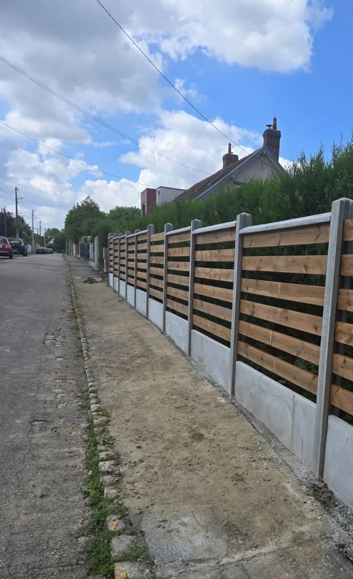 Pose de clôture mitoyenne mixte en béton et bois à ISNEAUVILLE 14