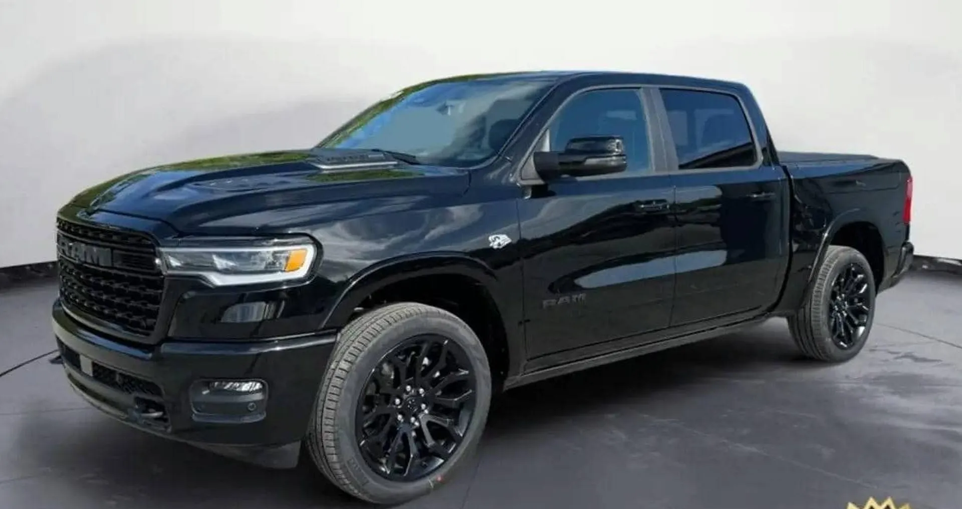 dodge-ram-v8-2026-asphalte-diffusion-disponible-profil-avant-gauche.jpg
