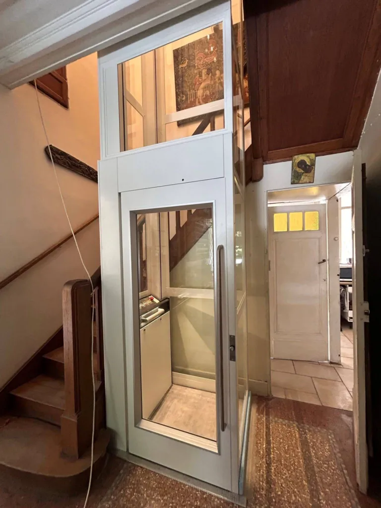 Conception sur mesures pour cet ascenseur de maison NAMILIFT PL 501 dans le jour de l'escalier dans cette maison d'octogénaires à Marseille