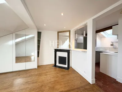 A louer un bel appartement situé au quatrième étage d'un immeuble ancien à Saint-Germain-en-Laye. 