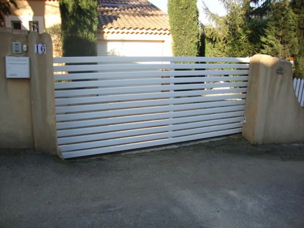 PORTAIL COULISSANT CREATION à GREASQUE 