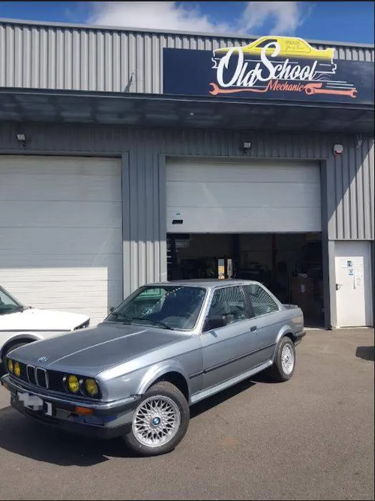 Remise en route d'un véhicule de collection BMW E30, 325ix dans un garage spécialisé proche de Bordeaux