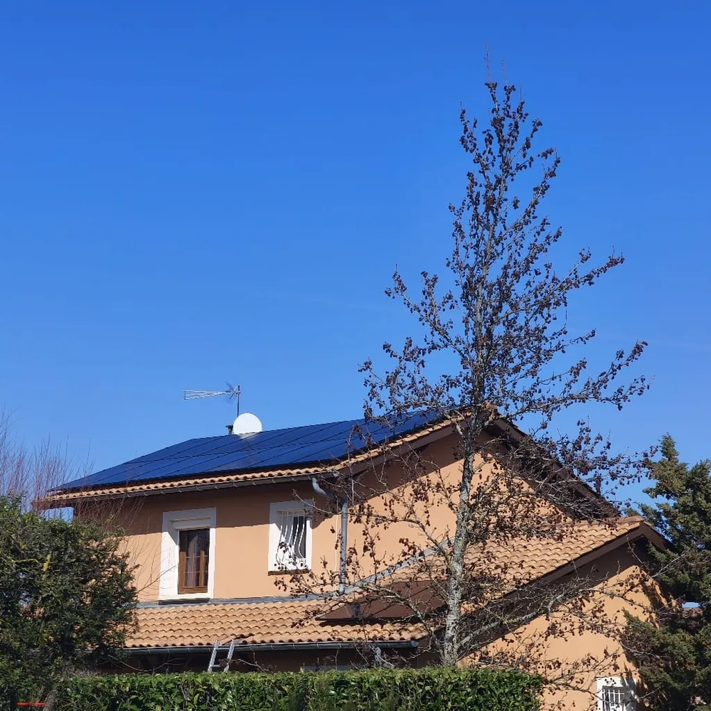 Installation de panneaux photovoltaïques avec batterie virtuelle à Saint Bonnet-de-Mure près de Saint Priest (69) par 3 Baies