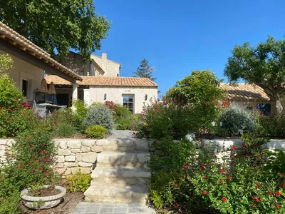 Création d'un jardin de curé sur mesure à Maussane-les-Alpilles 13520, avec fleurs, plantes aromatiques et potager pour un extérieur naturel et fonctionnel