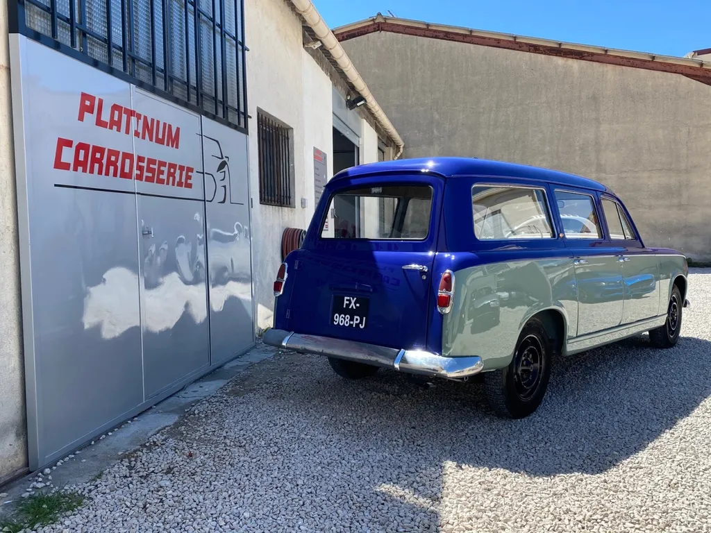 Restauration carrosserie d'une Peugeot 403 chez Platinum Carrosserie a Carnoux 13470 avec franchise offerte