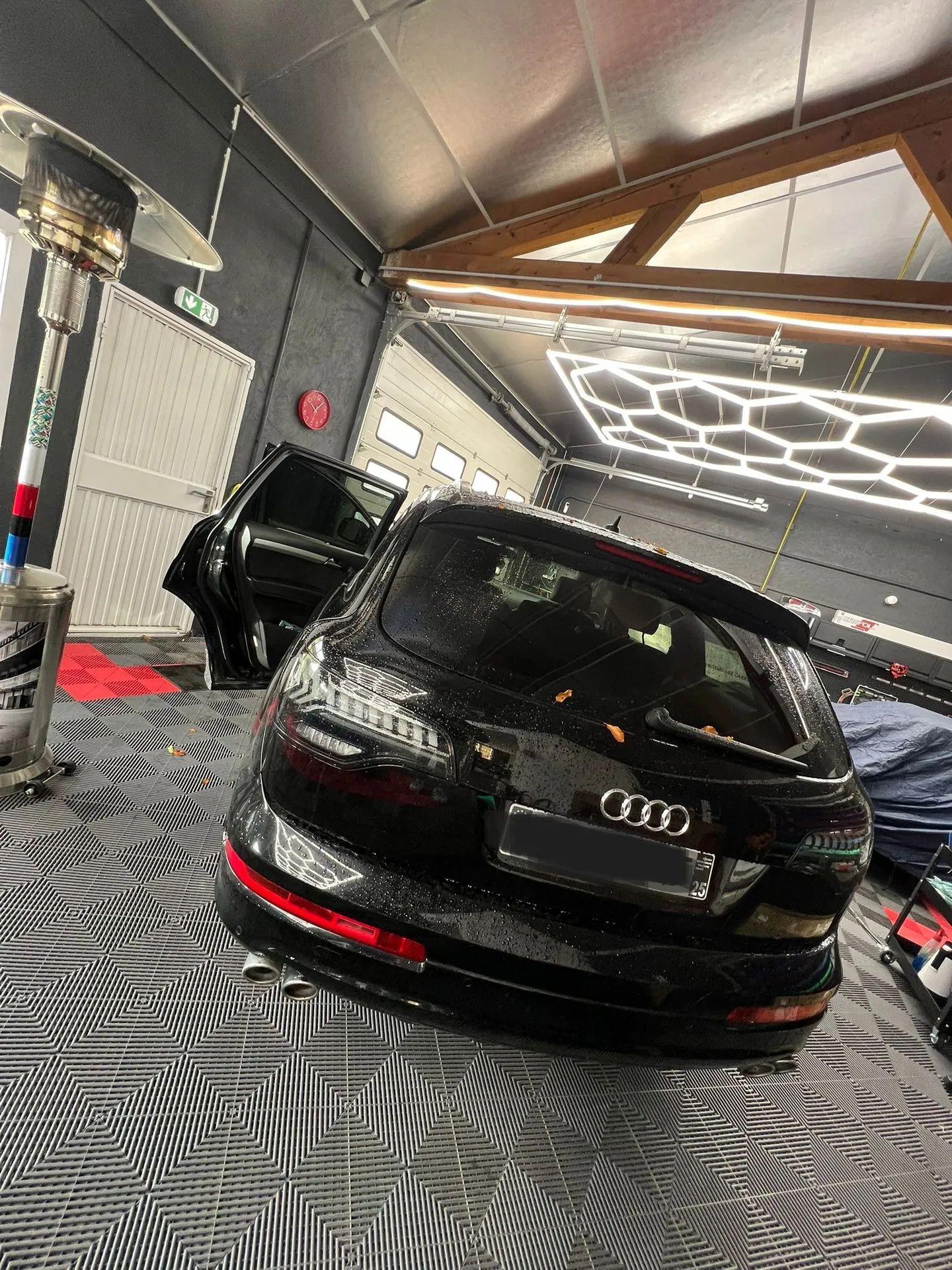 Vitres teintées et feux arrière fumés sur Audi Q7 à Montbéliard dans le Doubs