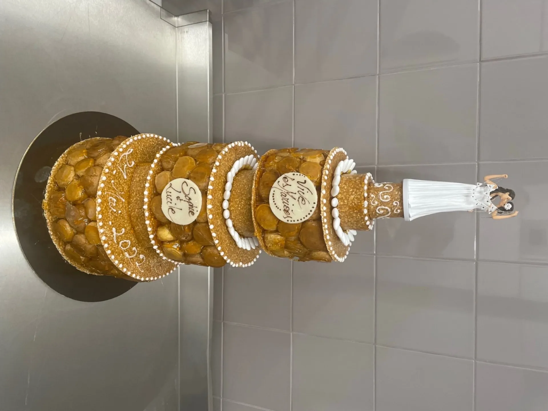 Pièce montée à base de choux et macarons