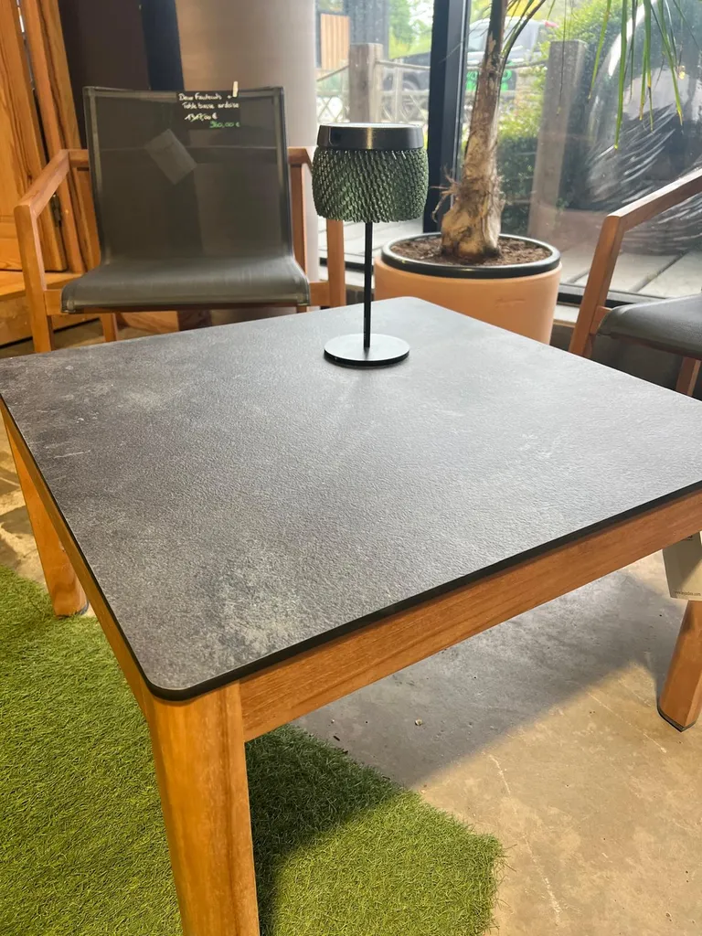DESTOCKAGE EXCEPTIONNEL SUR DES FINS DE SÉRIE À LA BOUTIQUE : MOBILIER DE JARDIN, LUMINAIRES, BARBECUES