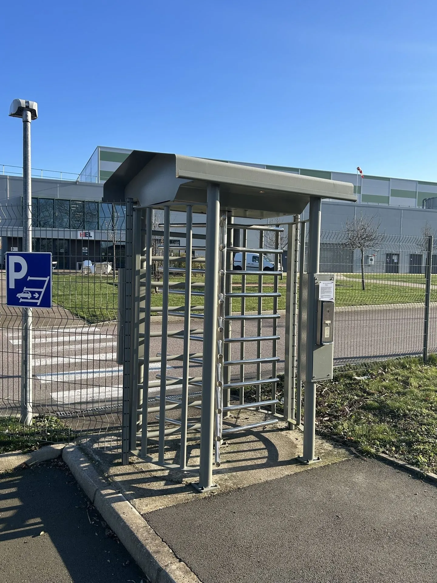 Installation de Systèmes de Contrôle d'Accès, Portails Industriels et Barrières Levantes pour Sites Professionnels à Rouen en Seine-Maritime (76)