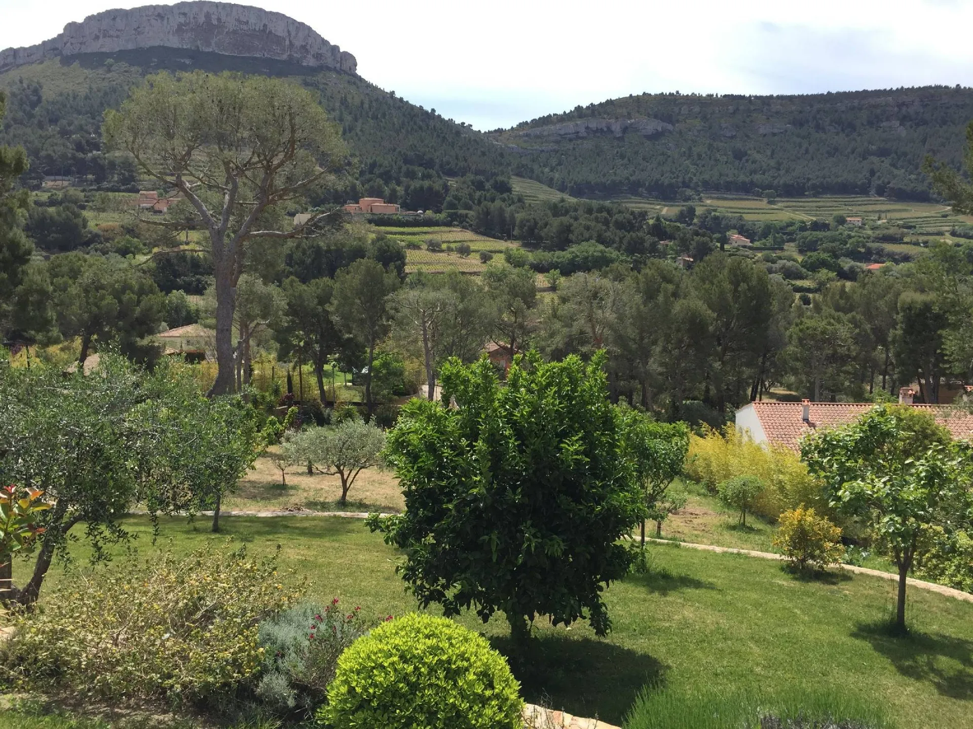 Cassis maison moderne dans cadre exceptionnel, prestations luxe et vue Couronne de Charlemagne