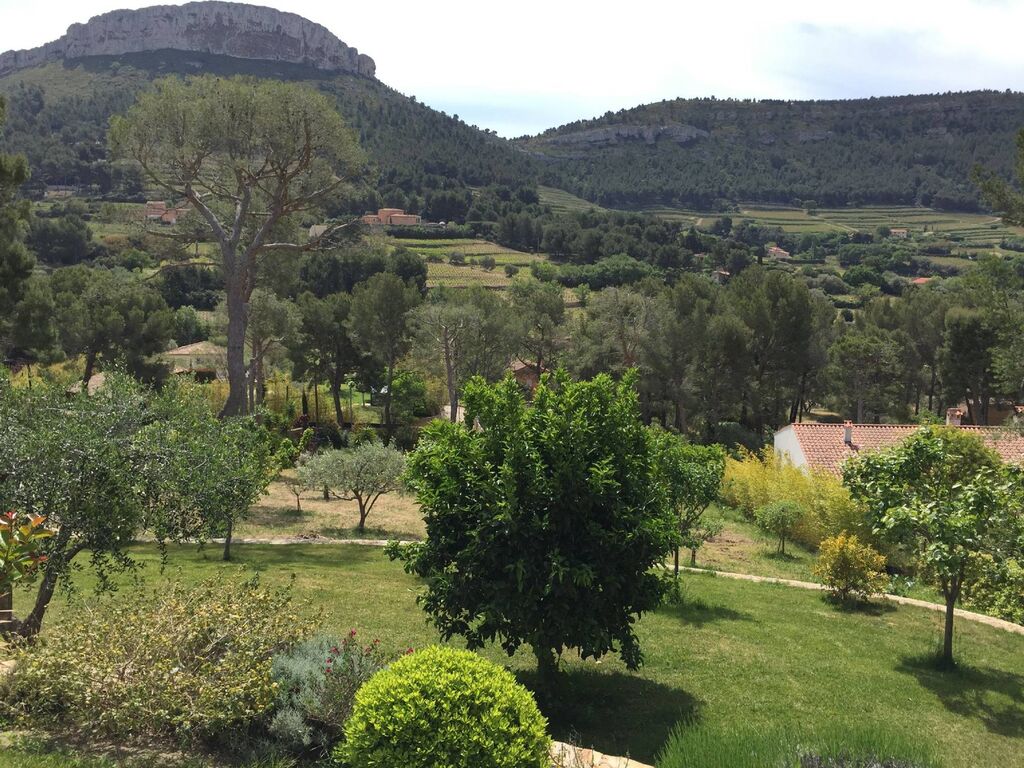 Cassis maison moderne dans cadre exceptionnel, prestations luxe et vue Couronne de Charlemagne