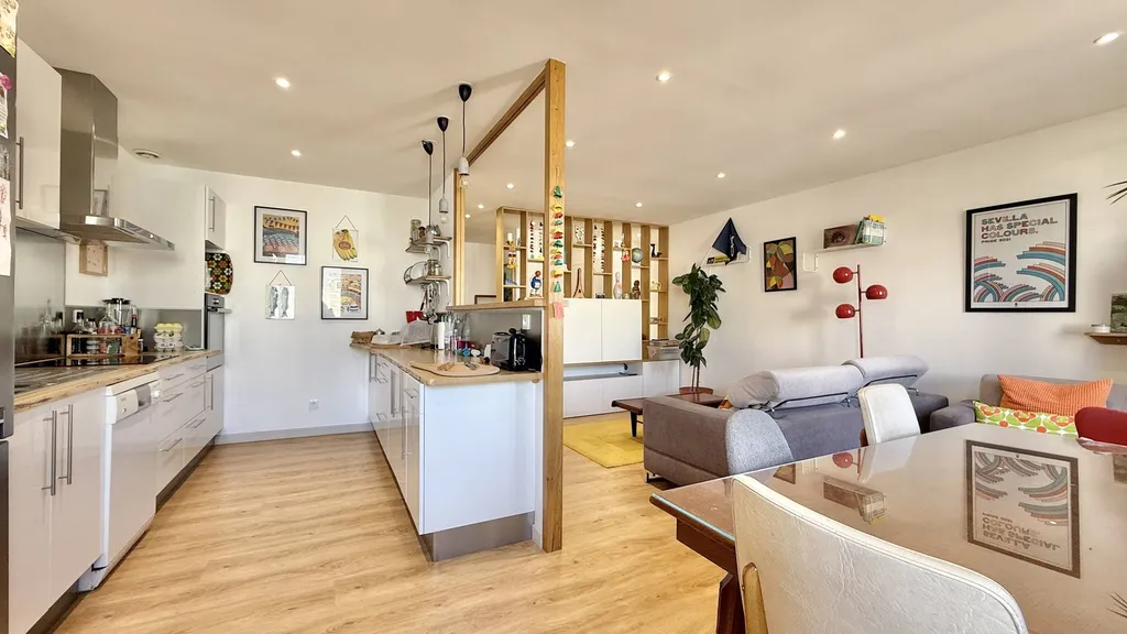 Immobilier à Dieppe – achat appartement lumineux : un vaste salon-séjour et une salle à manger attenante offrent un bel espace de vie.