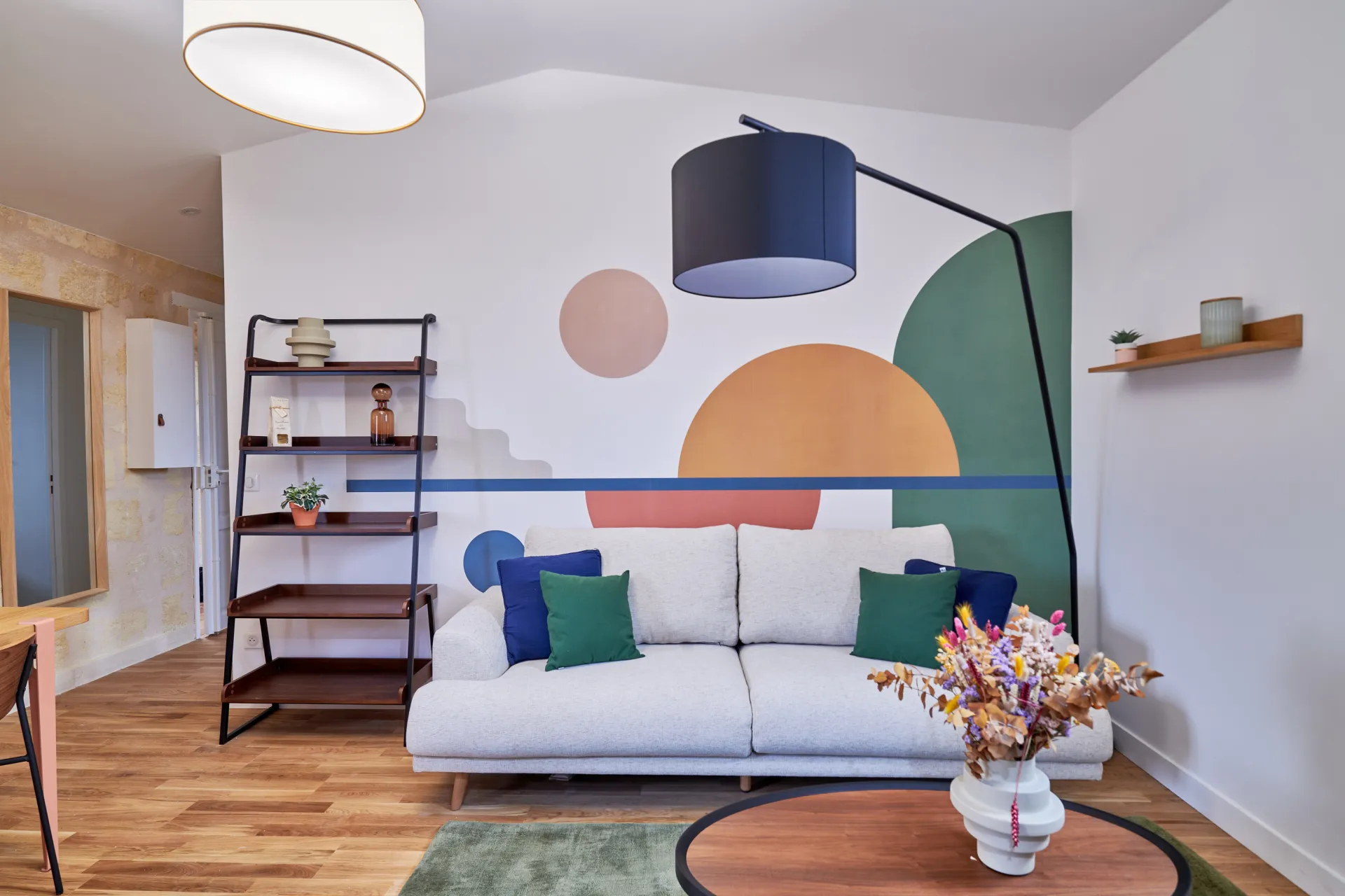 Pose d'un papier peint donnant une identité au salon à Bordeaux