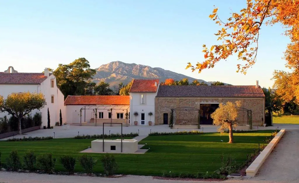 Aménagement paysager par Carré Vert au Mas de Coupie Eyguières dans les alpilles