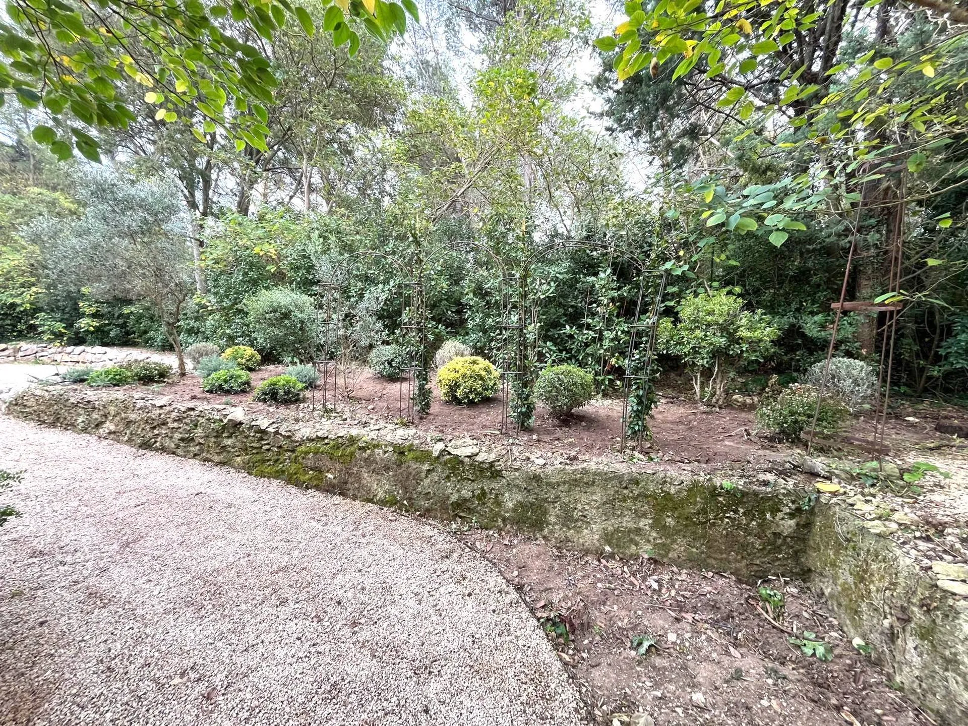 Saint-Étienne-du-Grès 13103, arrosage automatique par l'expert Carré Vert, pour un jardin verdoyant et économiquement irrigué