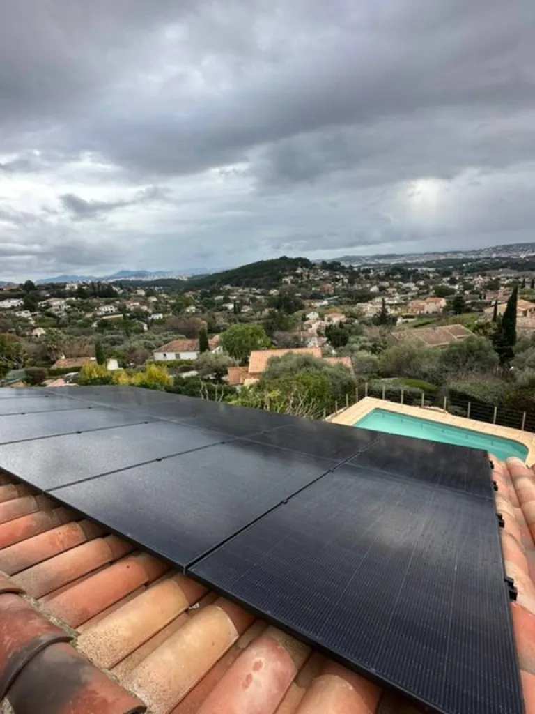 Pose de panneaux photovoltaïques Dualsun TopCon sur une toiture en tuile mécanique à partir de 8 990€ à Ollioules dans le Var 