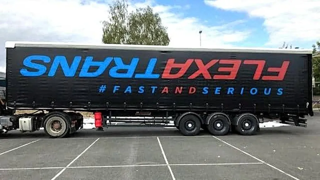 Camion routier de Flexatrans au chargement à Evry pour Avignon