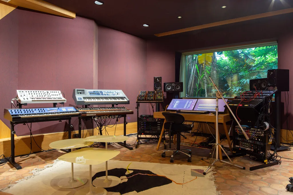 Studio Universeul conçu par AKIKO ARCHITECTURE à Bordeaux : salle de mixage pensée comme une bulle immersive, ouverte sur un jardin luxuriant pour offrir aux musiciens une respiration visuelle unique