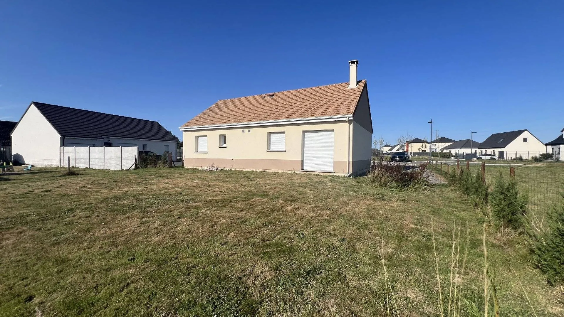 SOUS OFFRE PAVILLON MODERNE construit en 2023 de 81m² plain-pied, 3 chambres, pièce de vie lumineuse, terrain clos 678m², idéale primo-accédants, à proximité des Villes Sœurs et Baie de Somme.
