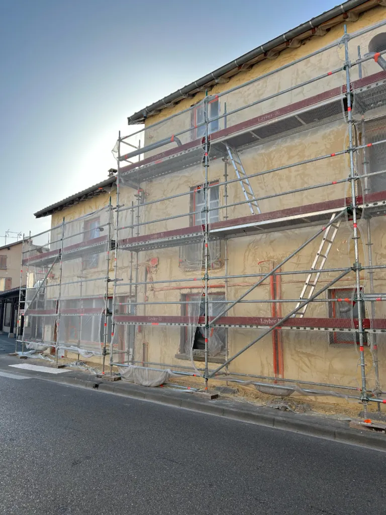 Travaux de ravalement de façade avec échafaudage et préparation des supports avant application des enduits
