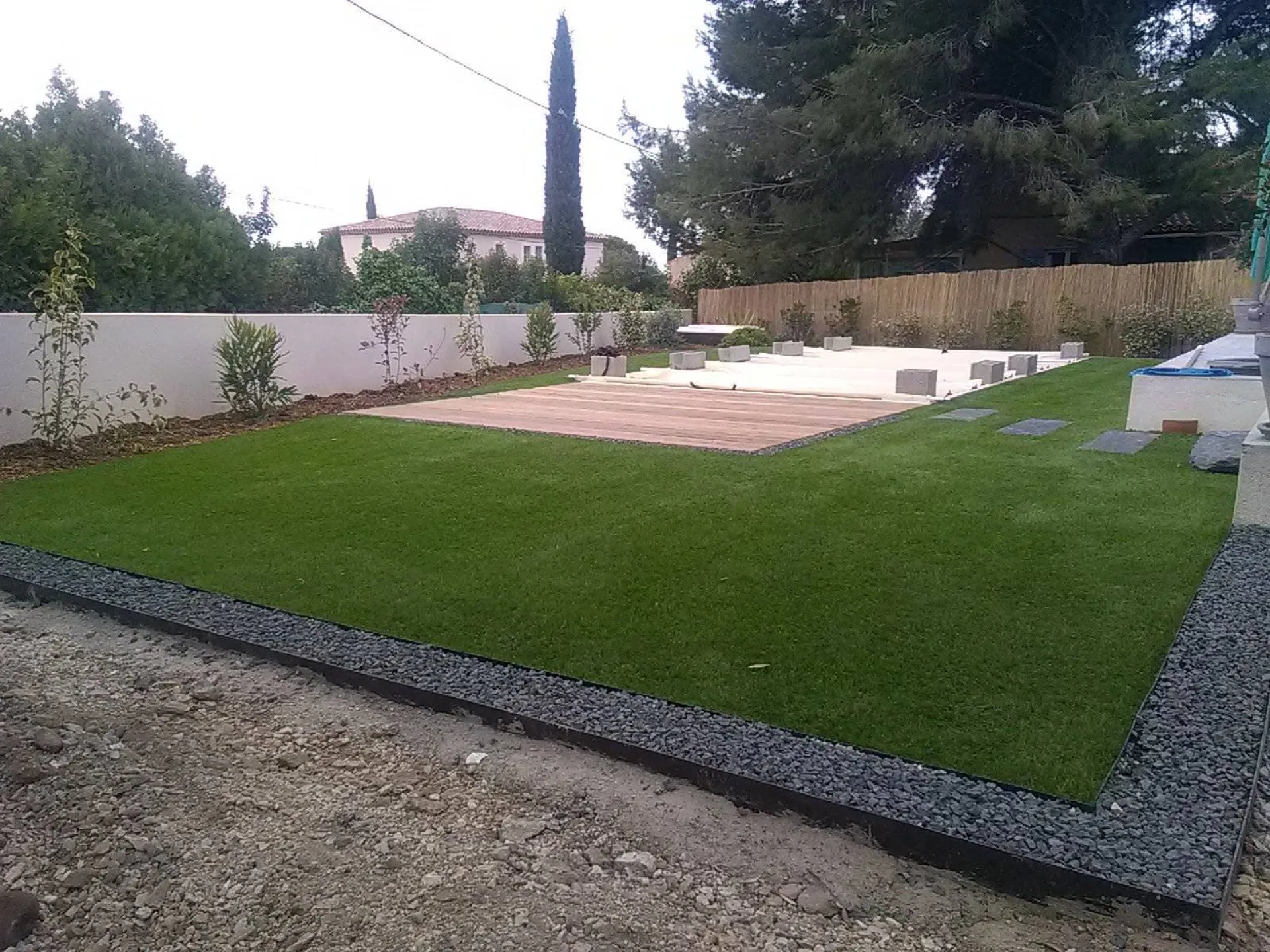Entretien de gazon artificiel autour de piscine Bouc Bel Air
